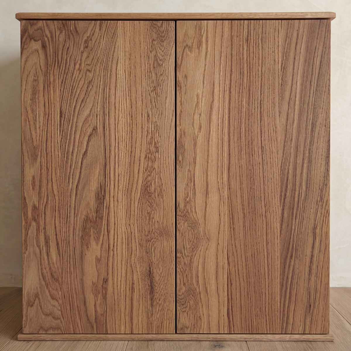 Two door cabinet in red oak — zoomed in