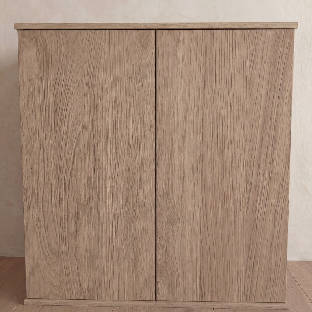 Two door cabinet in white oak — zoomed in